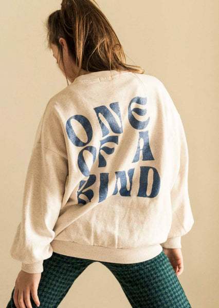 Oversized ecru sweater met blauwe 'One of a Kind' rugprint van Jenest, voor meisjes | Verkrijgbaar bij Little Fashion Addict