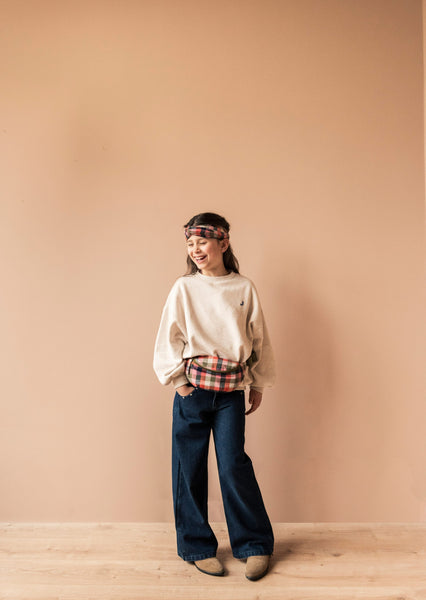 Donkerblauwe meisjesjeans van Jenest met wijde pijpen en bloemenborduursel op de achterzakken – gemaakt van 100% duurzame katoen. | Sera Denim Pants Dark Wash | Ontdek Jenest bij Little Fashion Addict