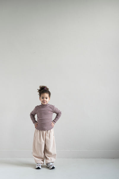 Meisje draagt Tara coltrui van Jenest met roze en bordeaux strepen | Verkrijgbaar bij Little Fashion Addict