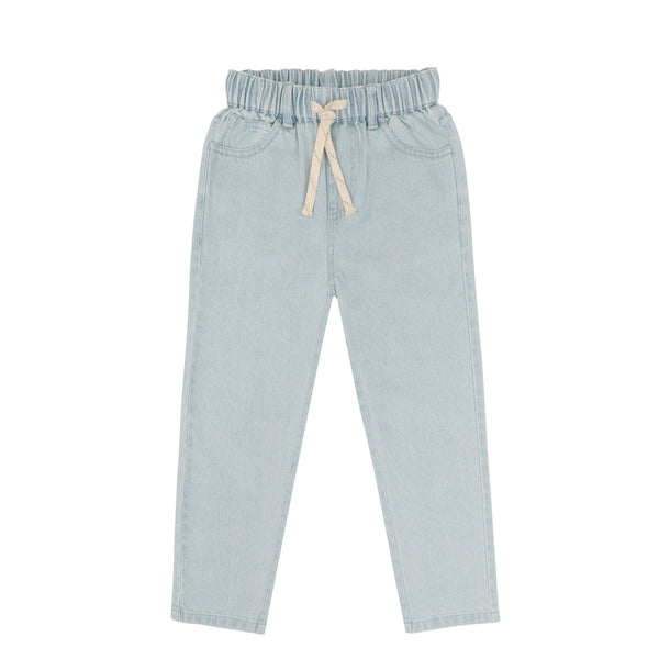 unisex jeansbroek in light wash van Jenest, met comfortabele elastische taille en rechte pijpen | Verkrijgbaar bij Little Fashion Addict