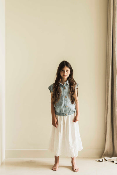 Lichtblauw denim gilet voor meisjes van Jenest met geborduurde hartjes en houten knopen | Jenest is verkrijgbaar bij Little Fashion Addict