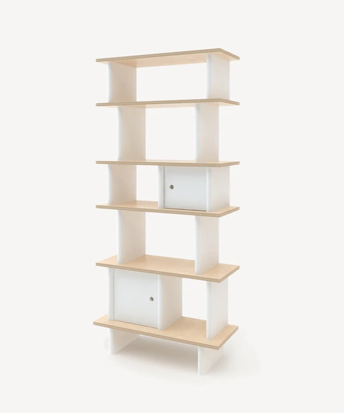 Oeuf NYC Vertical Mini Library in wit en berken, schuin van voren met open legplanken en gesloten opbergvakken