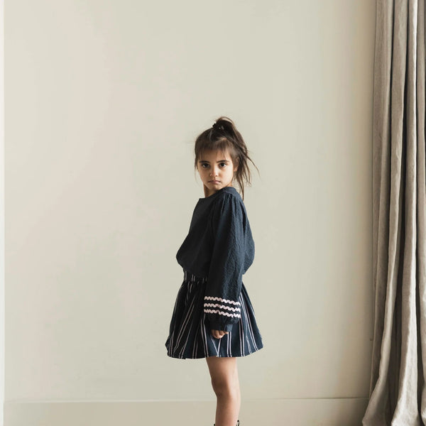Donkergrijs rokje met violet strepen van Jenest met elastische tailleband. | Ontdek de Sara skirt van Jenest bij Little Fashion Addict