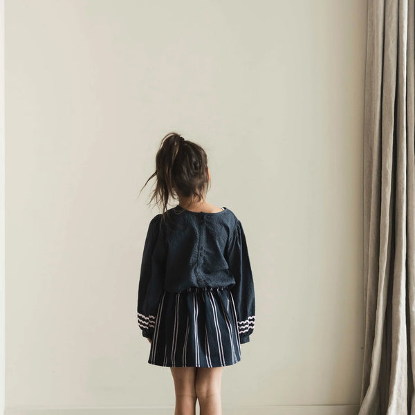 Donkergrijs rokje met violet strepen van Jenest met elastische tailleband. | Ontdek de Sara skirt van Jenest bij Little Fashion Addict