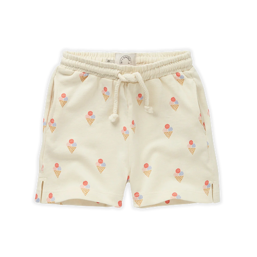 Crèmekleurige short voor meisjes met een all-over print van ijsjes uit de Venice Beach Baby collectie van Sproet & Sprout