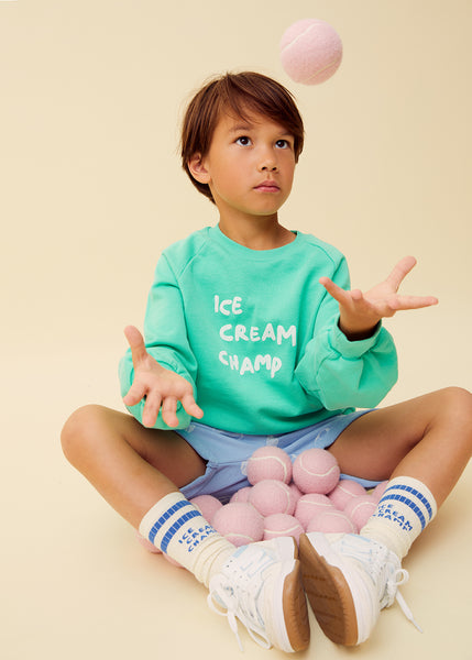 Jongen draagt sweater Ice Cream champ in het groen van Sproet & Sprout uit de Champions League of Fun Collectie - Verkrijgbaar bij Little Fashion Addict