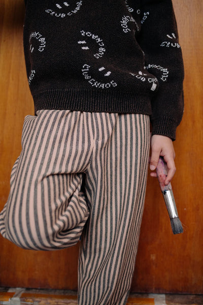 Jongen draagt de gebreide trui in Washed Black (gewassen zwart) uit de Club Chaos collectie van Sproet & Sprout.