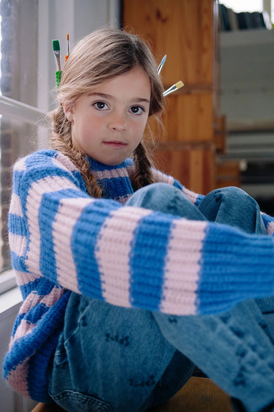 Meisje draagt de gebreide sweater in helder kobaltblauw met lichtroze strepen uit de Club Chaos collectie van Sproet & Sprout.