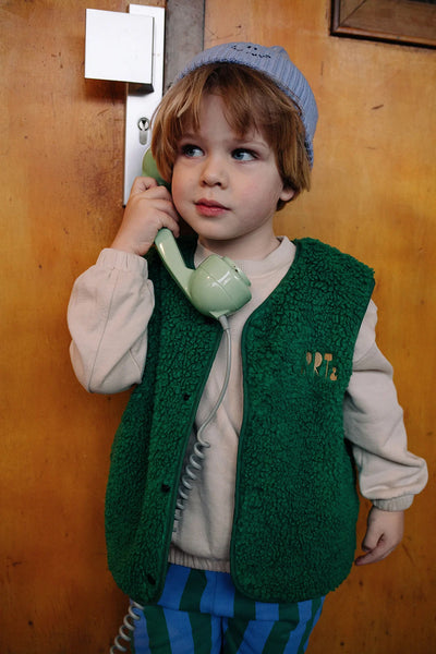 Kind draagt de unisex teddy gilet in Deep Green uit de Club Chaos collectie van Sproet & Sprout.