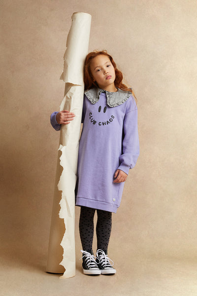Kind draagt de sweaterjurk in zacht lila met Club Chaos-print uit de Club Chaos collectie van Sproet & Sprout.