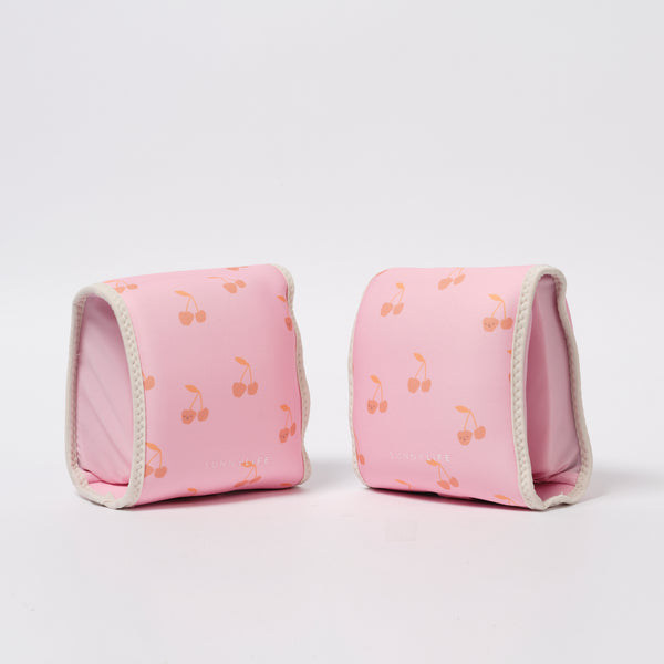Set roze zwemarmbandjes van Sunnylife met kersenprint voor kinderen van 4 tot 6 jaar | Ontdek Sunnylife bij Little Fashion Addict