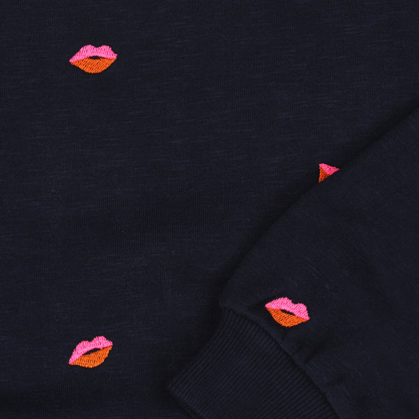 Donkerblauwe meisjes sweater van Tumble ’n Dry met geborduurde lipjes | Bisous sweater Navy Blazer van Tumble 'n Dry - verkrijgbaar bij Little Fashion Addict