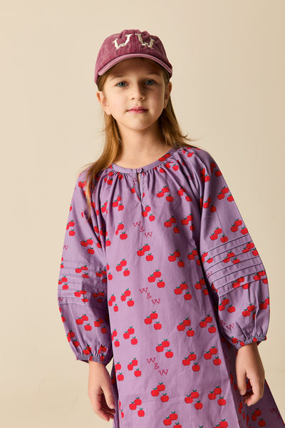 Chelsea Dress Mauve Apple van Wander & Wonder – mauve kleedje met kleine rode appeltjes en ballonmouwen. | Ontdek Wander & Wonder bij Little Fashion Addict