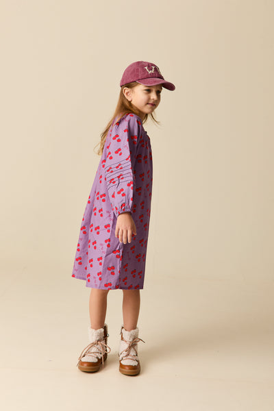 Chelsea Dress Mauve Apple van Wander & Wonder – mauve kleedje met kleine rode appeltjes en ballonmouwen. | Ontdek Wander & Wonder bij Little Fashion Addict