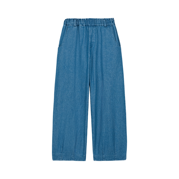 We Are Kids Elia denim broek blauw – wijde kinderbroek in denim met elastische tailleband, zijzakken en geborduurd logo op de achterzak | Ontdek We Are Kids bij Little Fashion Addict