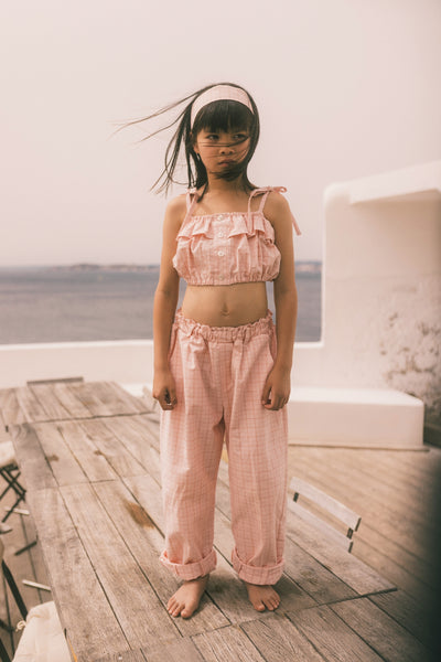 Pantalon Elia Pink Checks van We Are Kids – Vrolijke lichtroze meisjesbroek met ruitjespatroon, gemaakt van biologisch katoen | Verkrijgbaar bij Little Fashion Addict