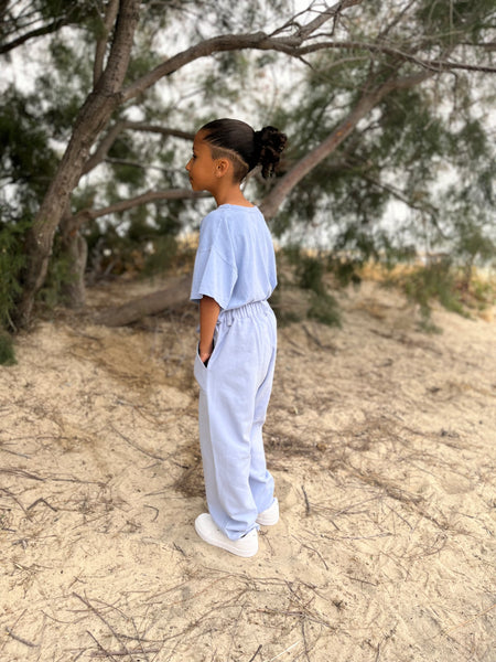 We Are Kids Tee Dylan Blue Sky Island Life – Unisex T-shirt met tropische print van palmbomen en 'Island Life' tekst voor jongens en meisjes | Verkrijgbaar bij Little Fashion Addict