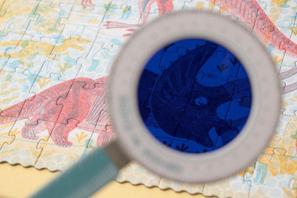 Londji Kinderpuzzel - Puzzel 200 stukken met 2 vergrootglazen - Discover the dinosaurs - Voor kinderen vanaf 6 jaar - Verkrijgbaar bij Littlefashionaddict.com