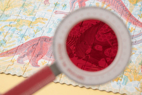 Londji Kinderpuzzel - Puzzel 200 stukken met 2 vergrootglazen - Discover the dinosaurs - Voor kinderen vanaf 6 jaar - Verkrijgbaar bij Littlefashionaddict.com