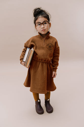 Littlefashionaddict - Sproet & Sprout - AW22 - Sweat Dress Zip Mock - In de warme kleur: Toffee - Voor meisjes - Vanaf 4 tot 10 jaar in stock en verkrijgbaar bij Little Fashion Addict