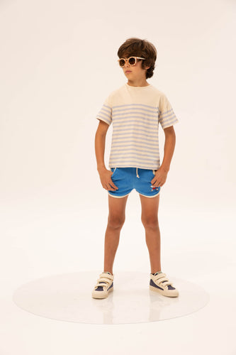 Gestreept T-shirt Blue Stripe van Wander & Wonder in pastelblauw met vogelborduursel. Unisex T-shirt voor jongens en meisjes. | Verkrijgbaar bij Little Fashion Addict