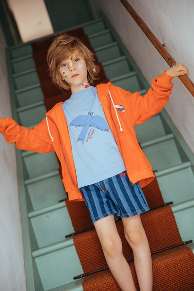 Tiago Bird T-shirt Mist van Wander & Wonder in lichtblauw met Tiago vogelprint. Unisex T-shirt voor jongens en meisjes. | Verkrijgbaar bij Little Fashion Addict