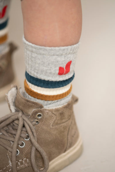 Jenest J Sport Socks Grey Melange gedragen met sneakers – grijze jongenssokken met gekleurde strepen