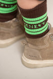 Jenest Sport Socks Fondant Brown – bruine kindersokken met groene retrostrepen | Little Fashion Addict