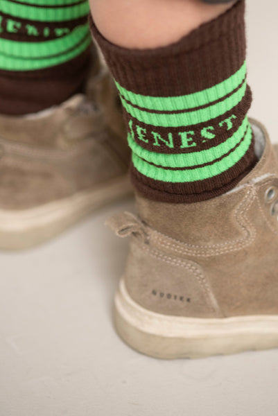 Jenest Sport Socks Fondant Brown – bruine kindersokken met groene retrostrepen | Little Fashion Addict