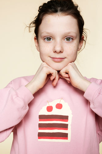 Stijlvolle roze 'Annie Blouse' sweater met taartillustratie voor meisjes van A Monday in Copenhagen | Verkrijgbaar bij Little Fashion Addict