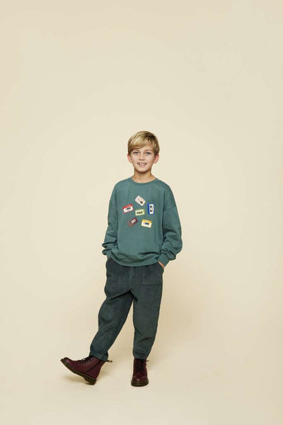 Littlefashionaddict - A Monday in Copenhagen - AW23 - The Food School - Bastian Pants - Silver Pine - Donkergroene ribfluwelen broek voor jongens - Vanaf 4 tot 12 jaar in stock en verkrijgbaar bij Little Fashion Addict