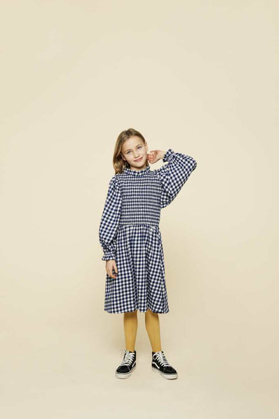 Littlefashionaddict - A Monday in Copenhagen - AW23 - The Food School - Elin Dress - Estate Bleu Check - Zachte jurk met donkerblauw ruitjesmotief - Vanaf 4 tot 12 jaar in stock en verkrijgbaar bij Little Fashion Addict