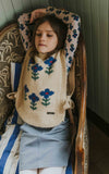 Gebreide debardeur 'Norah Vest'met bloemenprint en strikbanden aan de zijkanten, perfect voor over een jurk of blouse van A Monday in Copenhagen. | Verkrijgbaar bij Little Fashion Addict