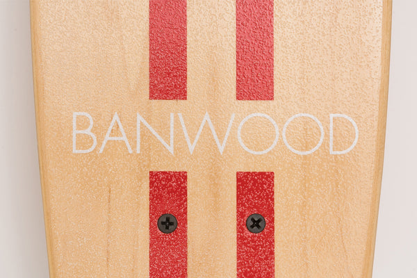 Banwood Skateboard - Natuurkleurig skateboard met donkerrode strepen voor kinderen vanaf 3 jaar - Verkrijgbaar bij Littlefashionaddict.com