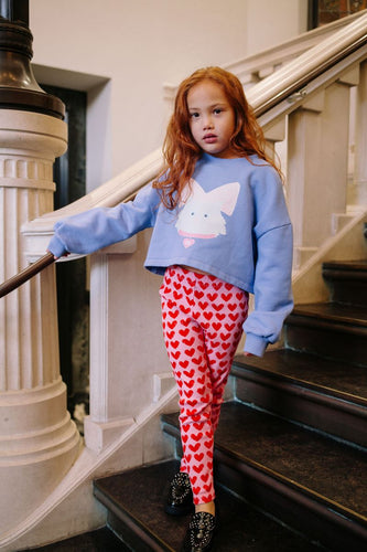 Paarse cropped meisjessweater van Daily Brat met kattenprint en roze strik – Kitty Cat Sweater Pansi Paradise, biologisch katoen