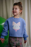 Paarse cropped meisjessweater van Daily Brat met kattenprint en roze strik – Kitty Cat Sweater Pansi Paradise, biologisch katoen