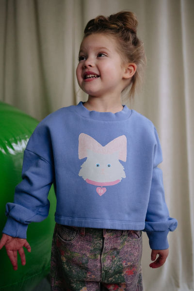 Paarse cropped meisjessweater van Daily Brat met kattenprint en roze strik – Kitty Cat Sweater Pansi Paradise, biologisch katoen