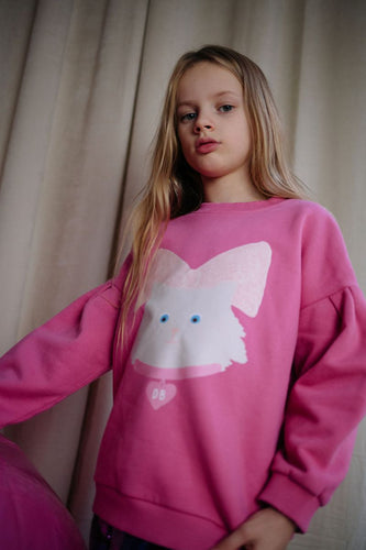 Daily Brat Kitty Cat Sweater in Rosy Rebel roze met kattenprint en strik – City Notes collectie | Ontdek Daily Brat bij Little Fashion Addict
