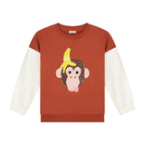 Bruine jongenssweater Funky Kong van Daily Brat met ecrukleurige mouwen en een speelse aap met banaanprint op de voorkant. 