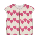 Witte teddy bodywarmer voor meisjes van Daily Brat met roze hartjes, ideaal om te dragen over jurkjes of truien. | Ontdek Daily Brat bij Little Fashion Addict