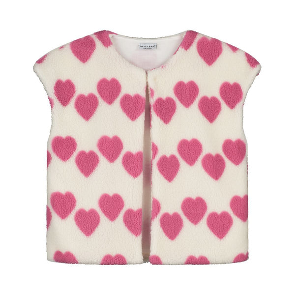 Witte teddy bodywarmer voor meisjes van Daily Brat met roze hartjes, ideaal om te dragen over jurkjes of truien. | Ontdek Daily Brat bij Little Fashion Addict