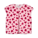 Roze teddy bodywarmer voor meisjes van Daily Brat met rode hartjesprint, mouwloos en zacht gevoerd, ideaal om over een jurk of trui te dragen.