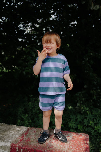 gestreepte badstof short van Daily Brat voor jongens | Daily Brat - Striped Towel Shorts Teal verkrijgbaar bij Little Fashion Addict