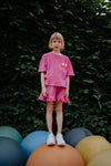 Daily Brat fuchsia badstof short met ruffles voor meisjes | Daily Brat Lalaloveletter short smoothie - Verkrijgbaar bij Little Fashion Addict
