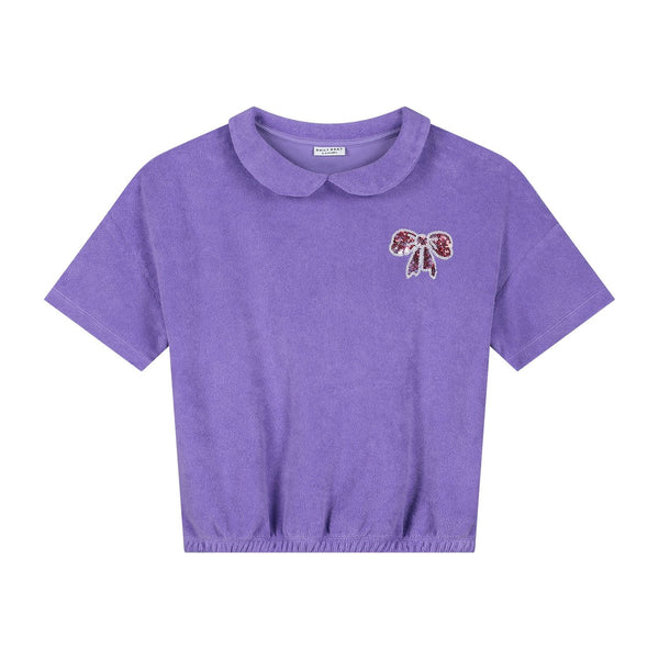 Daily Brat lila badstof t-shirt met kraag en strikdetail voor meisjes | Daily Brat Suzy Bow Top Paisley Purple - Verkrijgbaar bij Little Fashion Addict