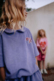 Daily Brat lila badstof t-shirt met kraag en strikdetail voor meisjes | Daily Brat Suzy Bow Top Paisley Purple - Verkrijgbaar bij Little Fashion Addict