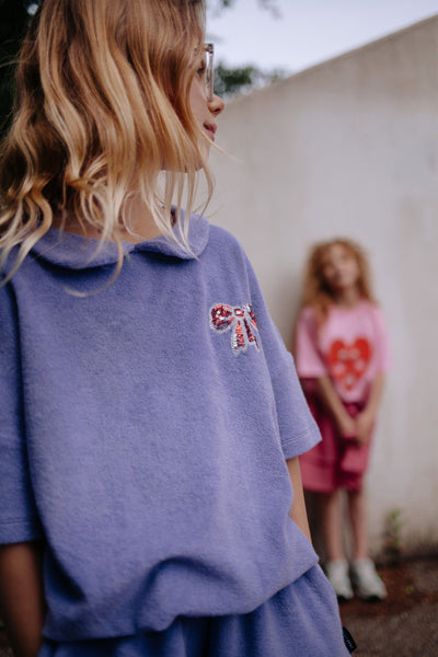 Daily Brat lila badstof t-shirt met kraag en strikdetail voor meisjes | Daily Brat Suzy Bow Top Paisley Purple - Verkrijgbaar bij Little Fashion Addict