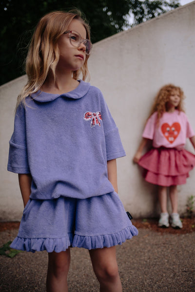 Daily Brat lila badstof t-shirt met kraag en strikdetail voor meisjes | Daily Brat Suzy Bow Top Paisley Purple - Verkrijgbaar bij Little Fashion Addict