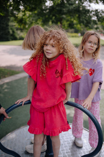 Daily Brat framboosroze short in badstof ruffle zoom en elastische taille | Sally Shorts Love Potion - Verkrijgbaar bij Little Fashion Addict