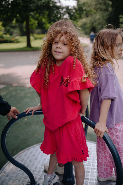 Daily Brat framboosroze short in badstof ruffle zoom en elastische taille | Sally Shorts Love Potion - Verkrijgbaar bij Little Fashion Addict